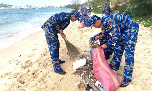 Lực lượng Vùng 5 Hải quân làm vệ sinh bờ biển ở TP Phú Quốc. Ảnh: V5HQ