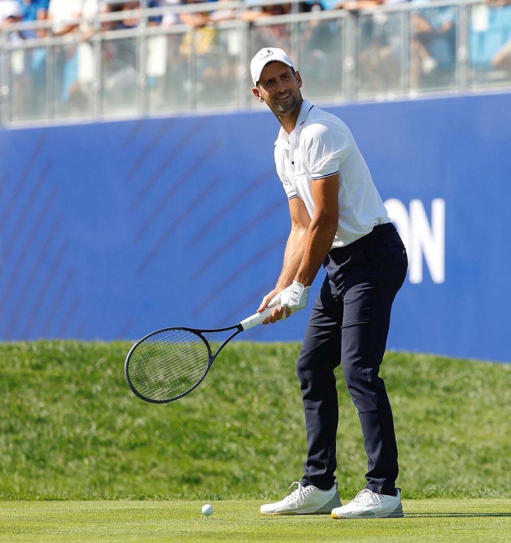 Djokovic cũng chơi golf bằng... vợt tennis. Ảnh: DjokerNole
