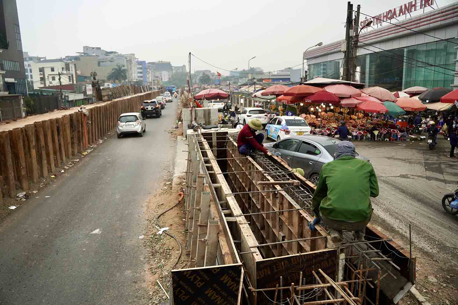 Tường chắn bê tông đoạn đê trước chợ hoa Quảng Bá đang gấp rút hoàn thiện.