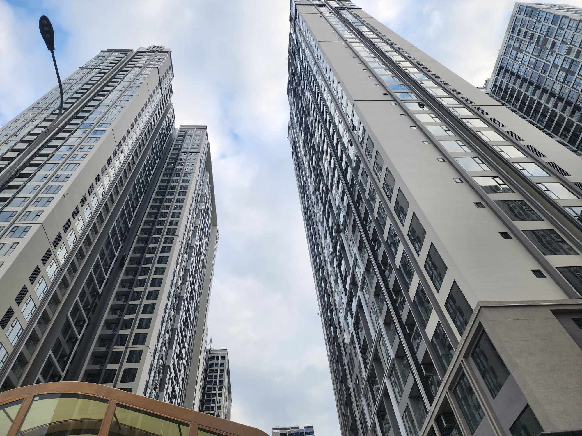 Giá chung cư tăng, trong khi giá căn hộ condotel đang rao bán cắt lỗ. Ảnh: Cao Nguyên.