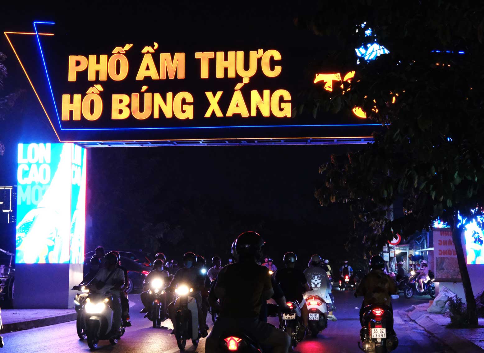 Đi du lịch cùng bạn bè, anh Lê Quốc Bảo (Du khách TP Hồ Chí Minh) chia sẻ: “Do thói quen sinh hoạt nên thường từ 20 giờ trở lên tôi mới bắt đầu xuống phố. Dù vậy, tôi khá thích thú khi Cần Thơ cũng có rất nhiều dịch vụ kinh doanh xuyên đêm để phục vụ nhu cầu của người dân, du khách như TP Hồ Chí Minh.