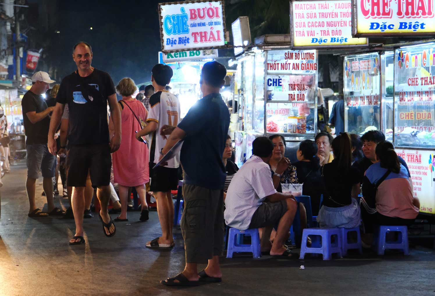 “Dạo một vòng phố đi bộ Ninh Kiều và tuyến phố ẩm thực hồ Búng Xáng khi về đêm, tôi thấy không khí mua sắm, vui chơi của người dân, du khách khá nhộn nhịp”, anh Bảo nói.