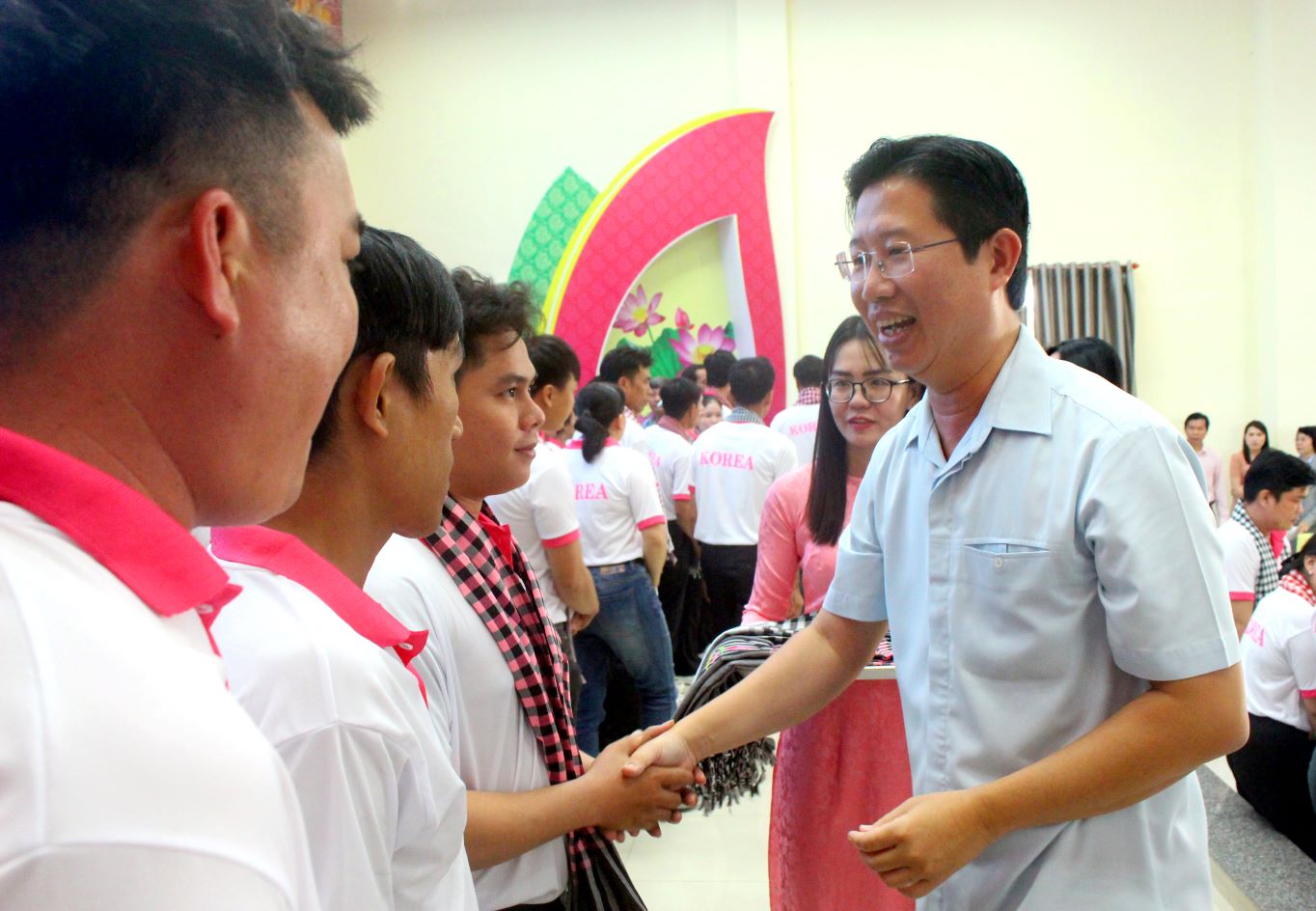 Phó Chủ tịch UBND tỉnh Đồng Tháp Huỳnh Minh Tuấn ân cần thăm hỏi và chúc may mắn đến người lao động. Ảnh: Lâm Điền 