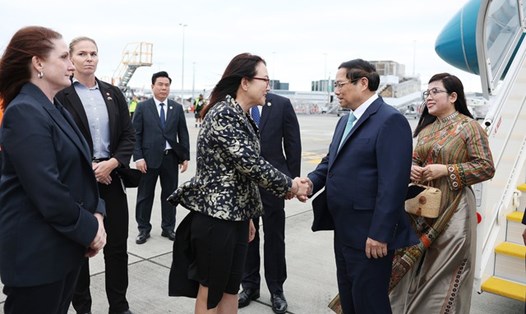  Thủ tướng Chính phủ Phạm Minh Chính và Phu nhân Lê Thị Bích Trân tại sân bay Auckland, New Zealand. Ảnh: VGP