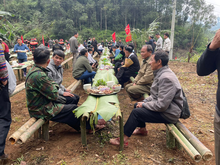 Thông thường, sau khi thực hiện hoàn tết các lễ nghi, người dân sẽ thực hiện ăn uống ngay trong rừng. Nhưng do khu vực cúng nhỏ nên sẽ tổ chức ở bãi đất trống gần đó.