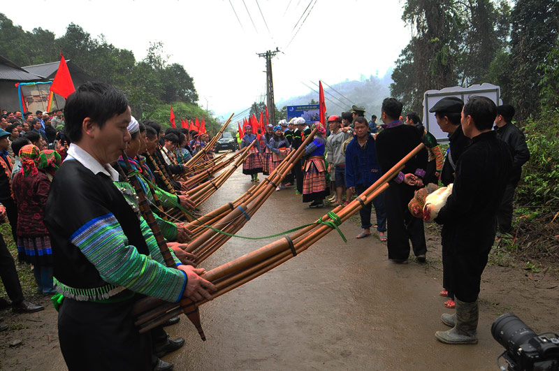 Có mặt tại cánh rừng thôn bản Tát vào ngày 9.3, PV Báo Lao Động ghi nhận đông đảo người dân và du khách thập phương đổ về tham dự Tết rừng của bà con xã Nà Hẩu.