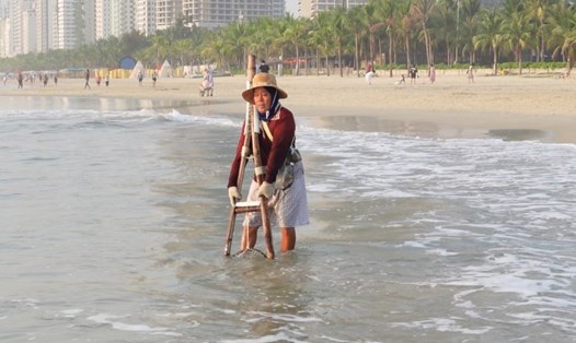 Ngư dân 8 tiếng ngâm mình dưới biển cào ốc ruốc tại Đà Nẵng. Ảnh: Trần Thi