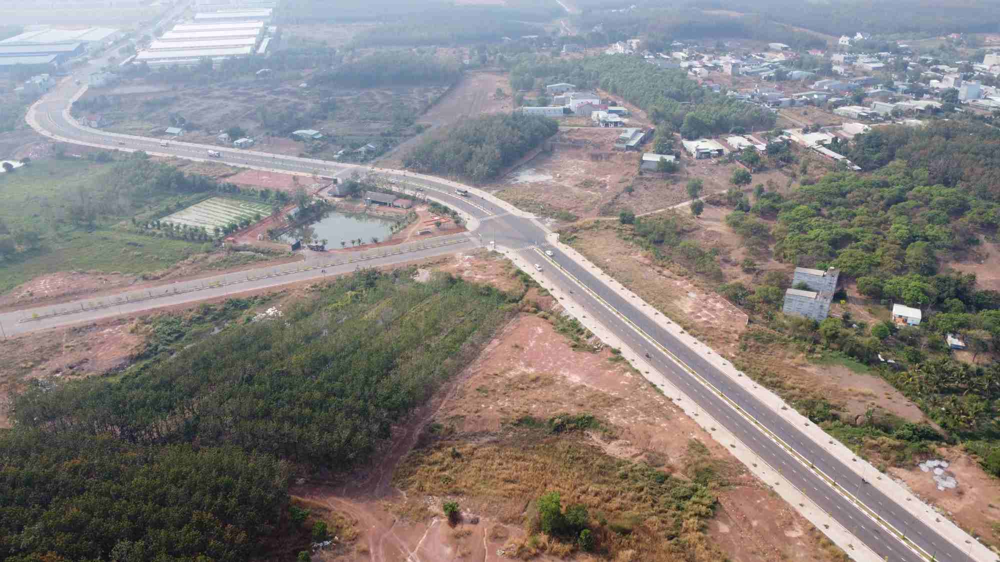 Đường Phan Bội Châu kết nối thành phố Đồng Xoài với Khu công nghiệp Đồng Xoài III, tỉnh Bình Phước, được đưa vào sử dụng gần 1 năm nay. Ảnh: Đình Trọng