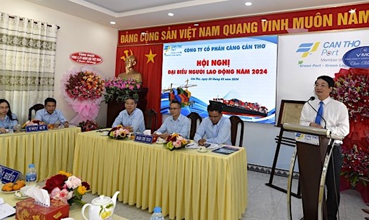 Chủ tịch Công đoàn Tổng Công ty Hàng hải Việt Nam Lê Phan Linh phát biểu tại Hội nghị người lao động Cảng Cần Thơ. Ảnh: CĐHHVN