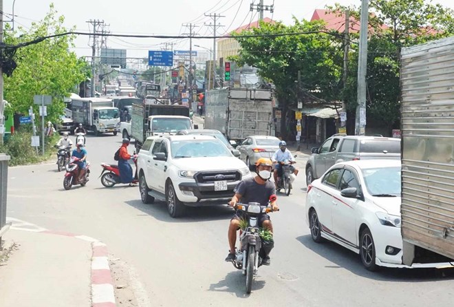 Ùn tắc giao thông trên đường Nguyễn Văn Bứa, đoạn gần cầu Lớn. Ảnh: Minh Quân