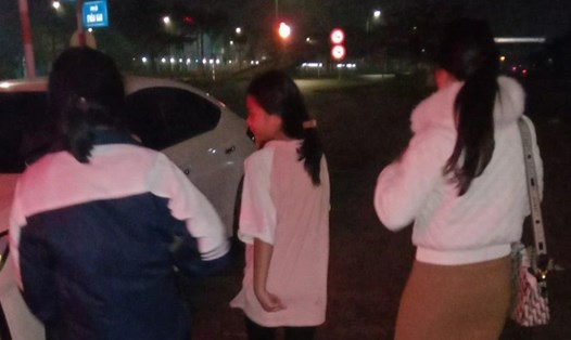 Chị Th đã giải cứu thành công, đón 2 cháu gái từ Bắc Ninh về Nghệ An. Ảnh: Hùng Cường