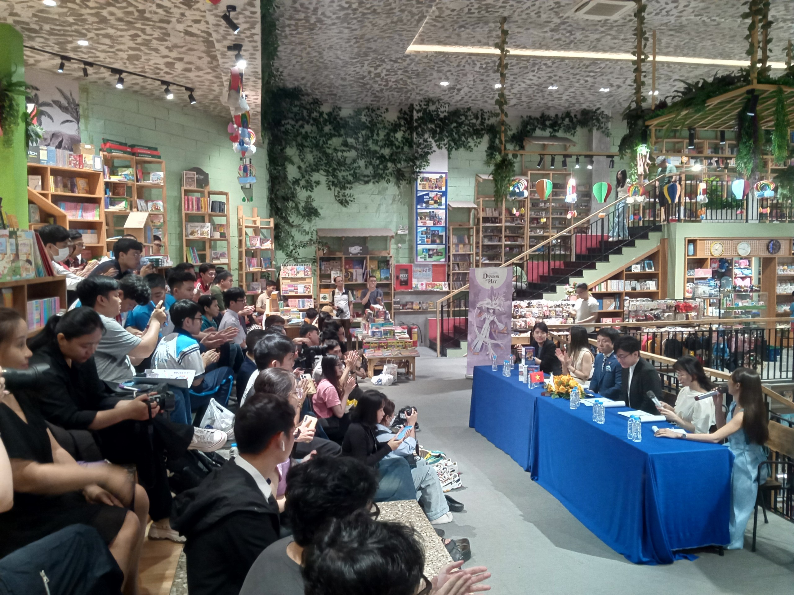 Nhiều khán giả và người hâm mộ của Họa sĩ  Akira Ito đến với buổi giao lưu và ra mắt dự án “Dragon on hat“. Ảnh: Vi Vi