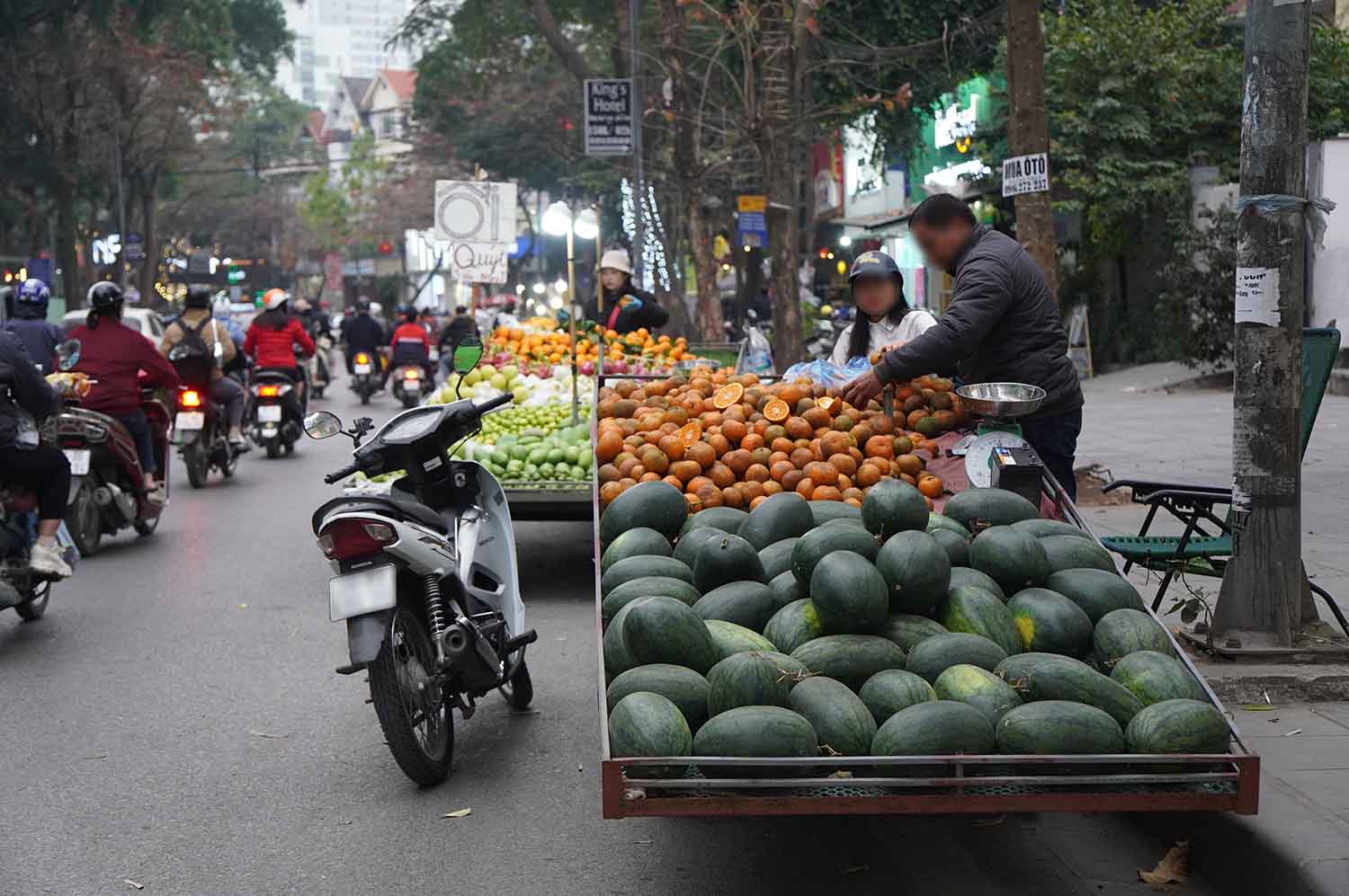 Đối tượng vi phạm chủ yếu là người buôn bán nhỏ lẻ, bày bán hoa quả trên xe kéo rồi vận chuyển bằng xe máy dừng, đỗ tại khu vực trên.