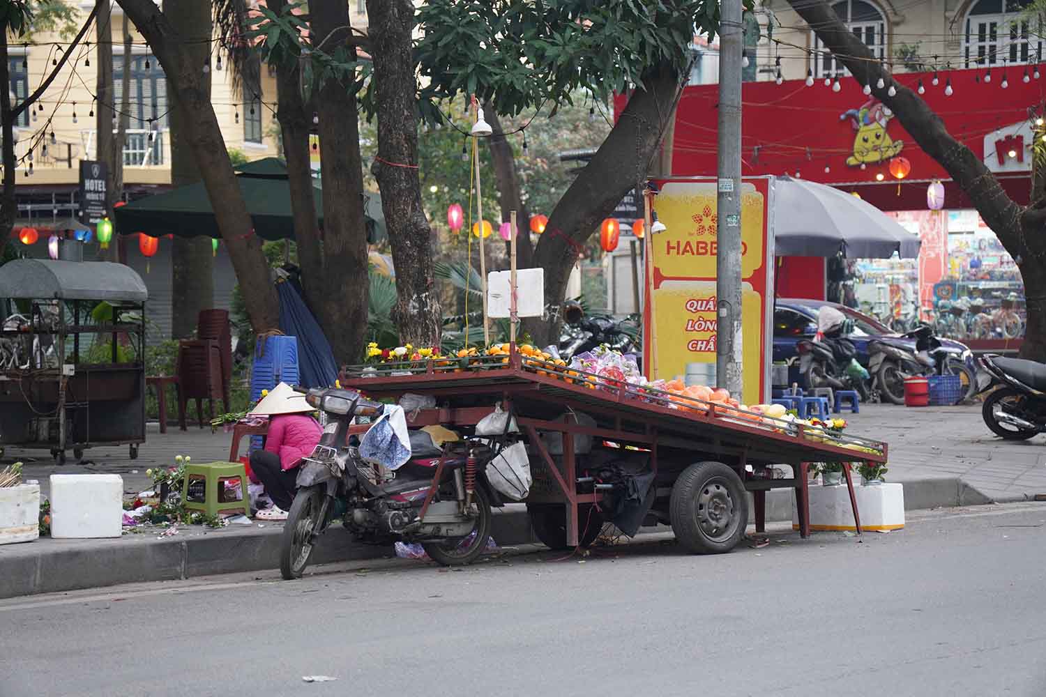 Dọc đường Nguyễn Hữu Thọ, không khó để bắt gặp những xe chở hoa quả án ngữ dưới lòng đường.