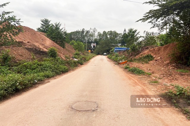 Ngoài một đoạn đoạn đường đã được bê tông nhựa, có cống thoát nước mưa, nước thải thì phần lớn diện tích còn lại vẫn đang ngổn ngang.