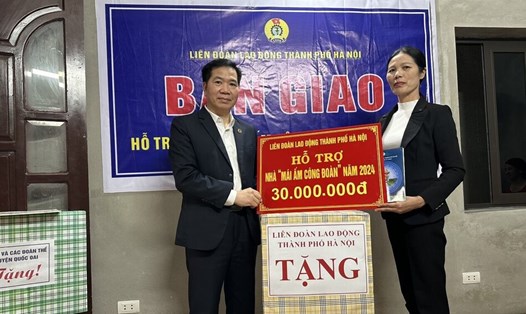 Lãnh đạo Liên đoàn Lao động Thành phố Hà Nội trao kinh phí hỗ trợ Mái ấm Công đoàn cho chị Phạm Thị Quyên. Ảnh: CĐCS