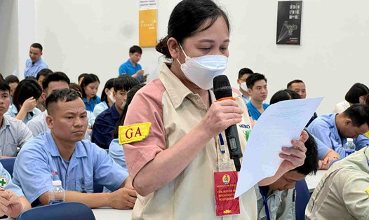 Người lao động đặt câu hỏi tại Hội nghị gặp gỡ, đối thoại với Chủ tịch Ủy ban Nhân dân Thành phố Hà Nội năm 2023. Ảnh: Kiều Vũ
