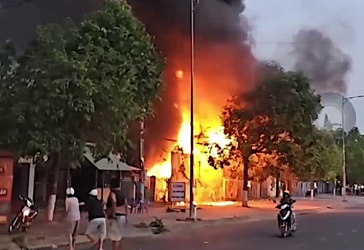 Vị trí lửa cháy trong khuôn viên trụ sở, sát hàng rào. Ảnh: NDCC