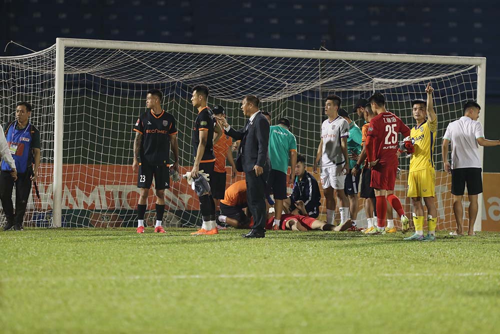 Thủ môn Văn Việt gục xuống sân sau khi trận đấu giữa Bình Dương với Sông Lam Nghệ An khép lại. Ảnh: Hữu Phạm
