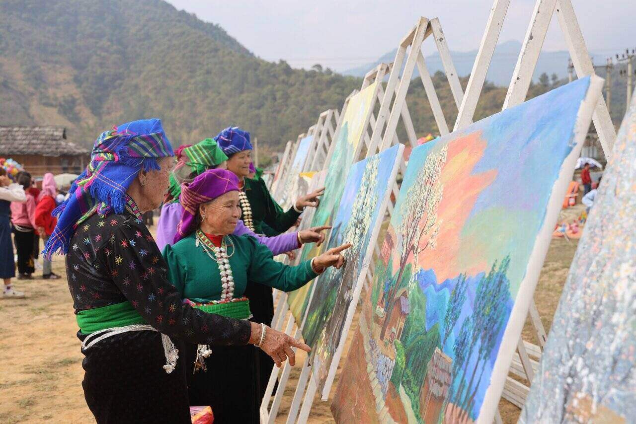 Trong ngày hội hoa sơn tra năm nay, tại bản Nậm Nghệp đã diễn ra trại sáng tác với chủ đề lạc trôi dưới rừng Sơn tra, thu hút 30 hoạ sĩ trên khắp cả nước đến đây sáng tác các tác phẩm nghệ thuật. Ảnh: Khánh Linh