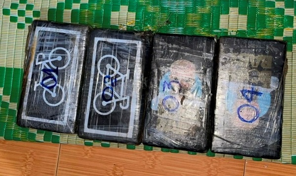 Bốn gói ma túy này có hình dạng với gần 300 gói ma túy cocaine mà người dân và lực lượng chức năng phát hiện trôi dạt vào bờ biển xã Bình Hải trong tháng 1.2024. Ảnh: Văn Tánh
