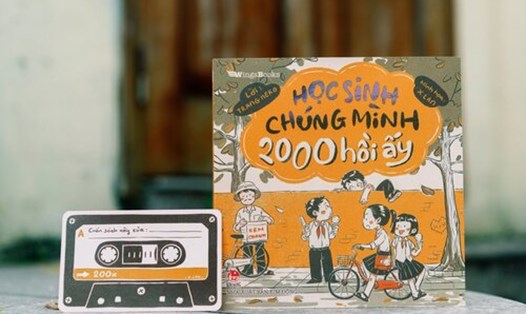 Mỗi cuốn sách "Học sinh chúng mình 2000 hồi ấy" được kèm tặng Postcard Cassette. Ảnh: Kim Đồng