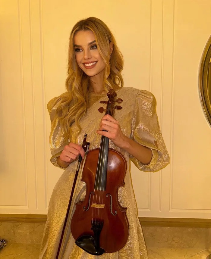 Krystyna Pyszková đánh đàn violin trong phần thi Người đẹp tài năng. Ảnh: Miss World