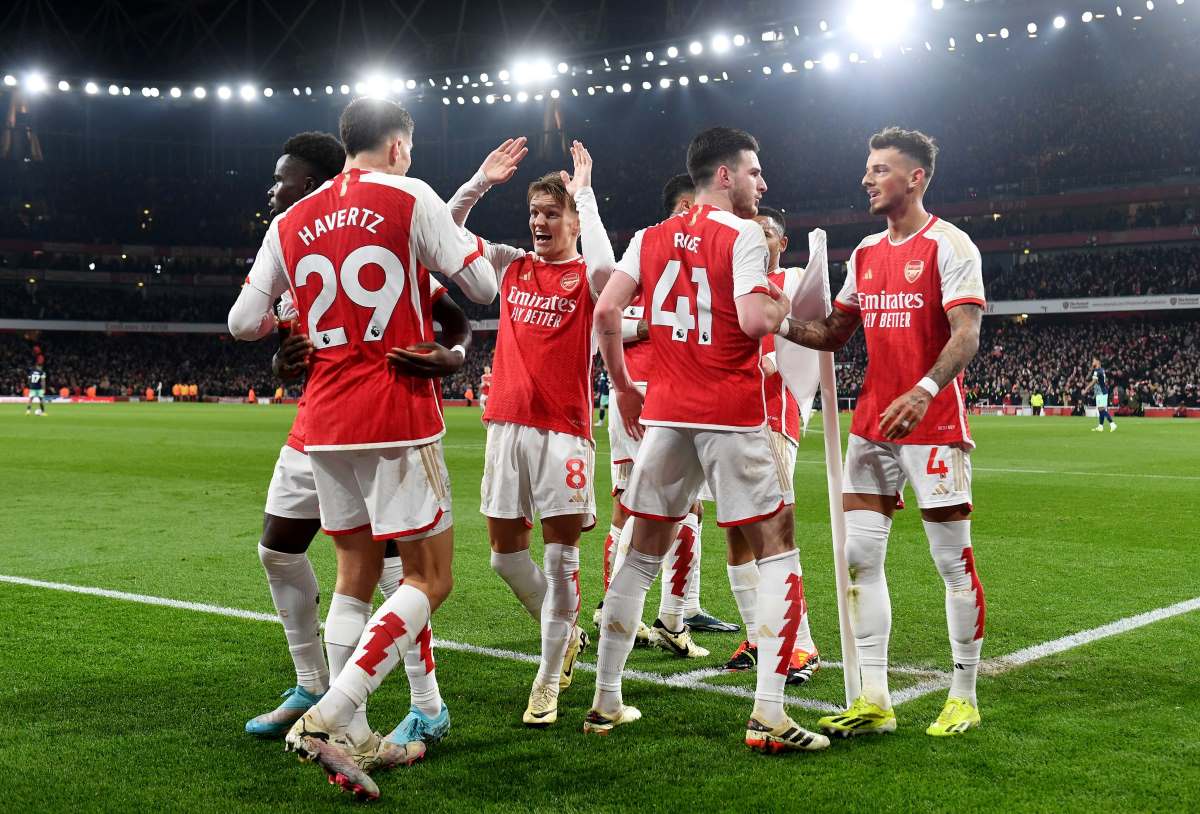 Arsenal tạm vươn lên ngôi đầu Ngoại hạng Anh