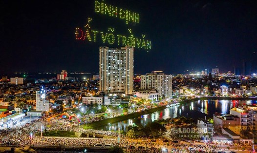 500 chiếc drone tạo ra những màn trình diễn ánh sáng mãn nhãn trên bầu trời Quy Nhơn (Bình Định). Ảnh: Dũng Nhân