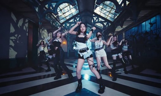 Baby Monster khoe vũ đạo trong MV mới. Ảnh: AllKPop.