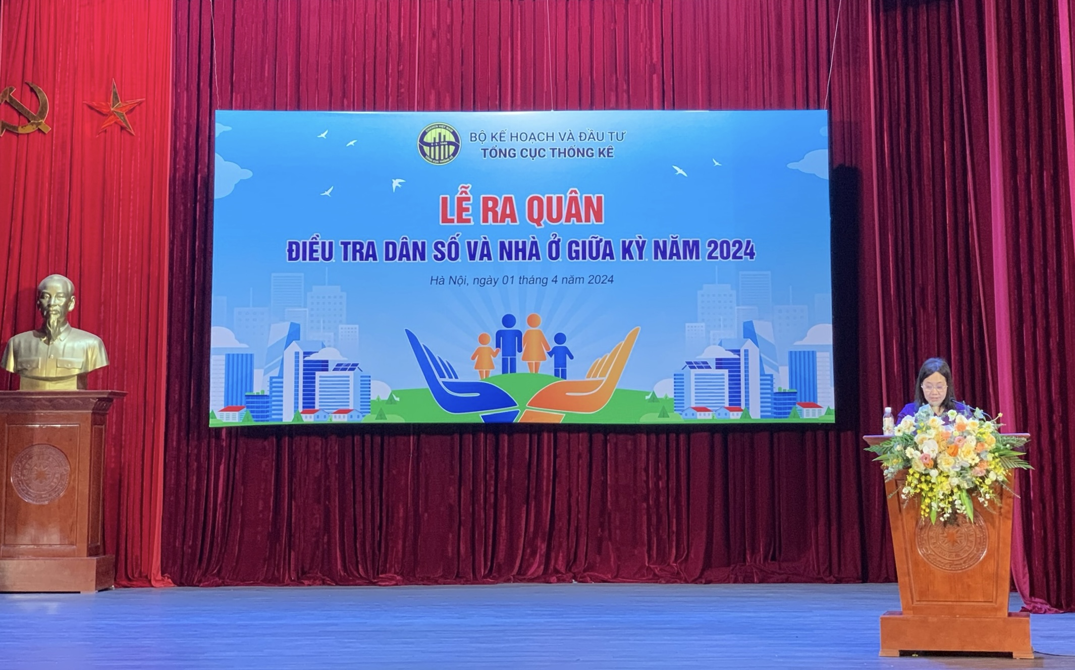Tổng cục trưởng Tổng cục Thống kê Nguyễn Thị Hương phát biểu tại buổi lễ ra quân điều tra dân số và nhà ở giữa kỳ 2024. Ảnh: Phương Anh 
