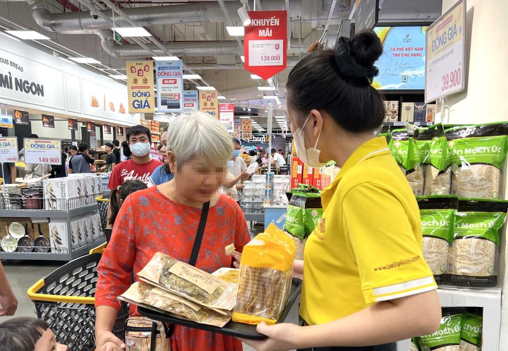 Diễm Quỳnh (áo vàng) đang làm việc tại siêu thị. Ảnh: NVCC 