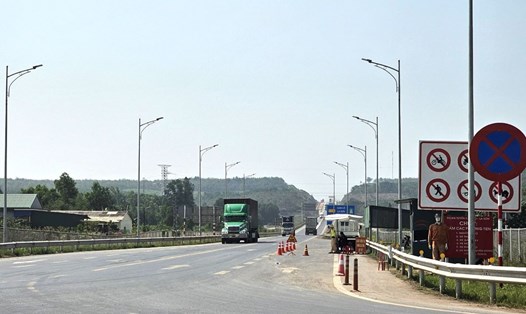 Trưa 1.4, các biển báo cấm xe ở điểm đầu cao tốc Cam Lộ - La Sơn ở huyện Cam Lộ, tỉnh Quảng Trị chưa được lắp đặt. Ảnh: Hưng Thơ.
