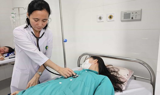 Học sinh Trường THPT Nguyễn Văn Trỗi đang được điều trị tại Bệnh viện Đa khoa Yersin Nha Trang. Ảnh: Hữu Long 