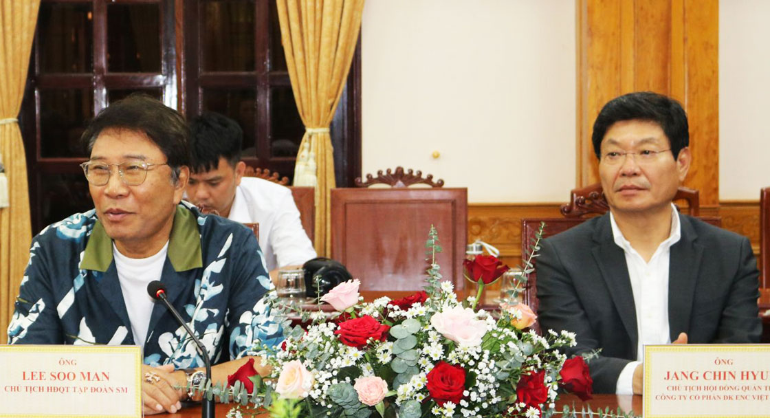 Ông Lee Soo Man (trái) tại buổi làm việc với lãnh đạo Bình Định. Ảnh: Cổng thông tin Bình Định.
