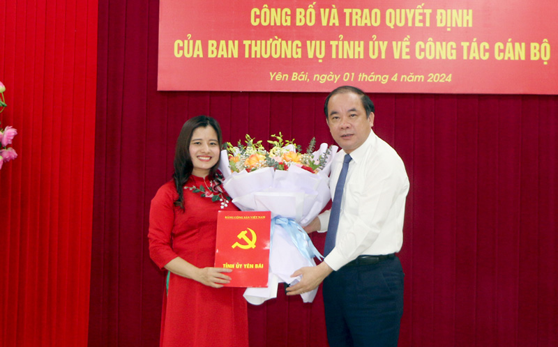 Phó Bí thư Thường trực Tỉnh ủy - Tạ Văn Long trao quyết định và tặng hoa chúc mừng tân Phó Trưởng Ban Tuyên giáo Tỉnh ủy. Ảnh: Cổng thông tin Yên Bái  