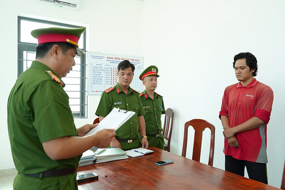 Cơ quan cảnh sát điều tra đọc lệnh bắt tạm giam Nguyễn Thành Duy. Ảnh: Công an