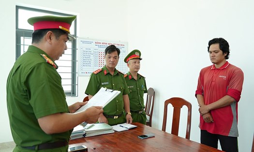 Cơ quan cảnh sát điều tra đọc lệnh bắt tạm giam Nguyễn Thành Duy. Ảnh: Công an