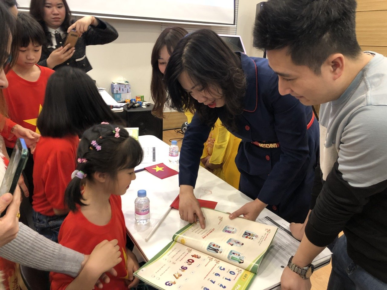 Thứ trưởng Lê Thị Thu Hằng và các bạn nhỏ trong lễ phát động Ngày tôn vinh tiếng Việt và Khai giảng lớp tiếng Việt cho trẻ em gia đình đa văn hóa năm 2024 tại Hàn Quốc diễn ra ngày 31.3. Ảnh: Thanh Hà