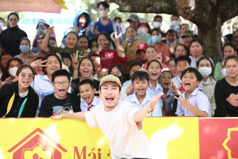 Tại mỗi vùng đất “Mái ấm gia đình Việt” đặt chân đến đều được đón nhận tình cảm yêu mến của bà con khán giả. Ảnh: Bee