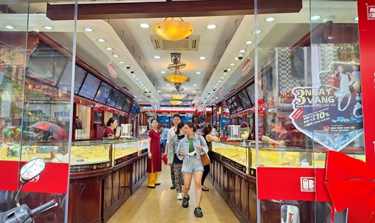 Nhiều cửa hàng trên địa bàn TP Hà Nội đón lượng khách lớn tới giao dịch. Ảnh: Đền Phú