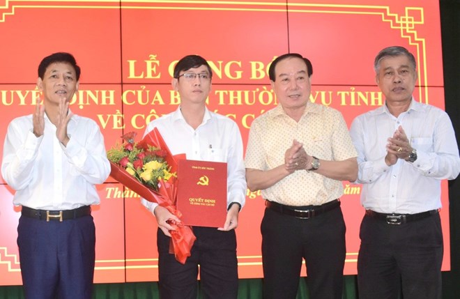 Ông Thái Đăng Khoa (thứ 2 từ trái sang) giữ chức Bí thư Thành ủy Sóc Trăng, nhiệm kỳ 2020-2025. Ảnh: Phương Anh 