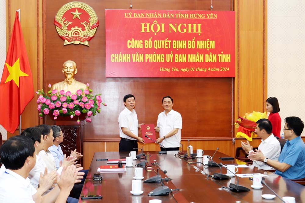 Trao quyết định bổ nhiệm Chánh Văn phòng UBND tỉnh cho ông Đinh Hồng Quyên. Ảnh: Hungyen.gov.vn  