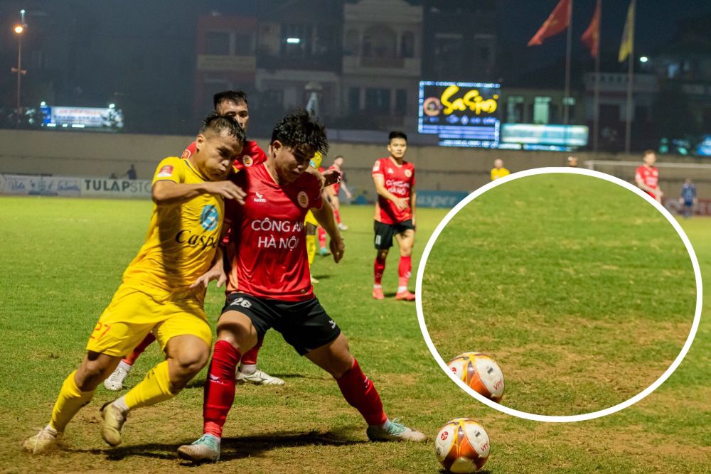 Mặt sân Thanh Hóa kém chất lượng làm ảnh hưởng lớn đến chất lượng chuyên môn trận Thanh Hóa và Công an Hà Nội ở vòng 14 V.League 2023-2024. Ảnh: Hoàng Sơn