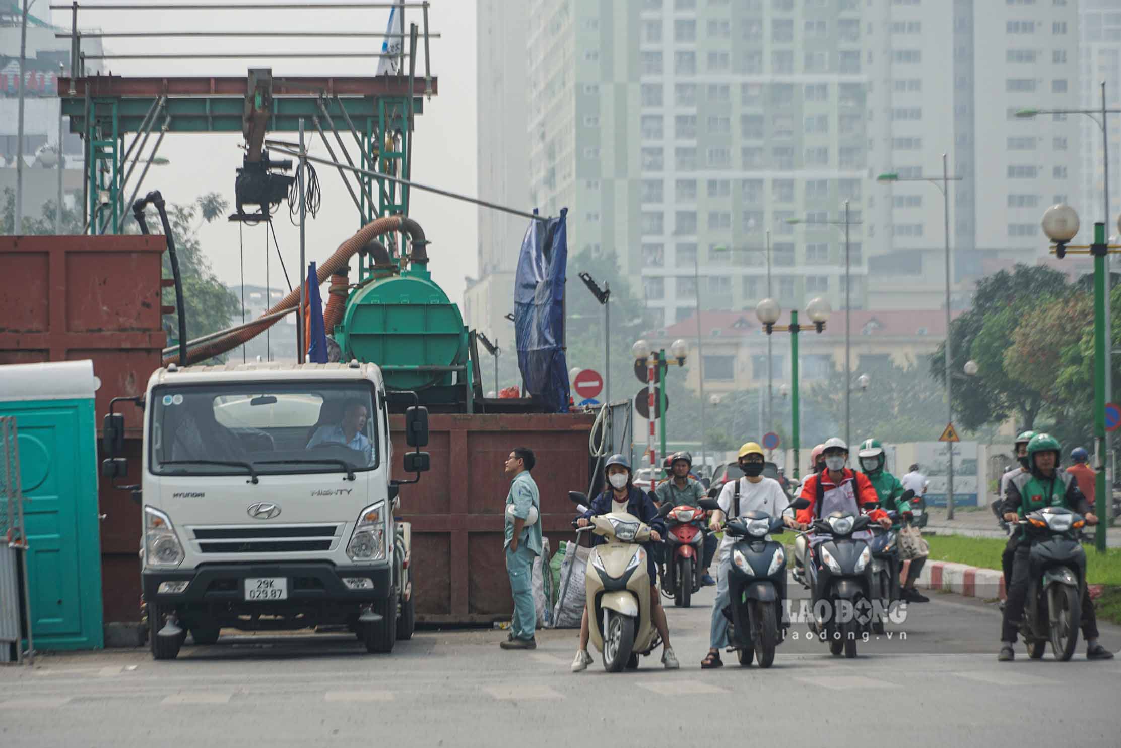 Khu vực có rào chắn thi công hình thành các nút thắt cổ chai, khiến tuyến đường nhiều thời điểm xảy ra ùn tắc nghiêm trọng.