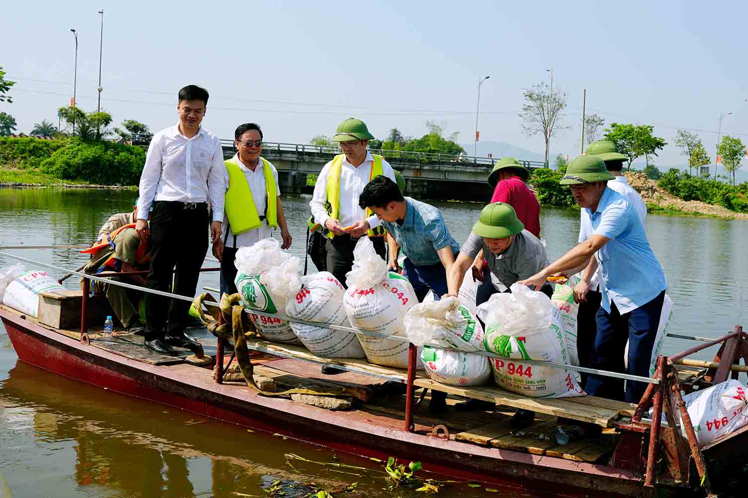 Thành phố Hà Tĩnh tổ chức thả cá tái tạo nguồn lợi thủy sản. Ảnh: Minh Trí.