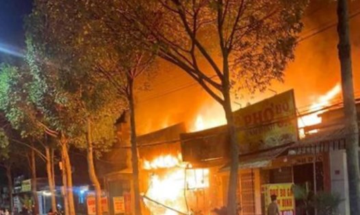 Vụ cháy diễn ra trong đêm ở thị trấn Đắk Mil. Ảnh: Người dân cung cấp