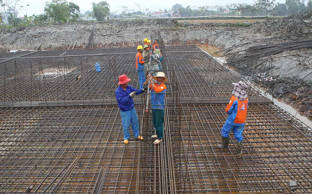 Công nhân thi công trên công trường dự án đường dây 500kV. Ảnh: Cường Ngô
