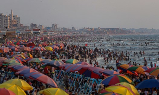 Người dân ở thành phố Gaza, Dải Gaza đổ xô ra biển trong một đợt nắng nóng năm 2023. Ảnh: Xinhua