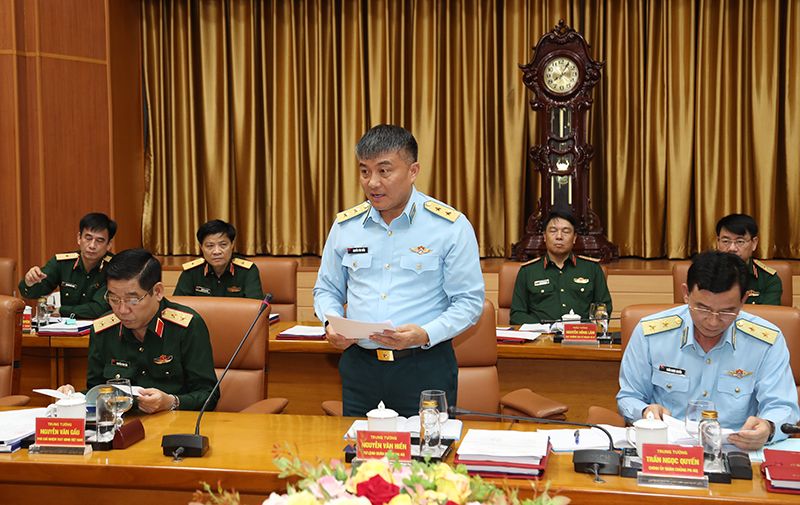Trung tướng Nguyễn Văn Hiền, Ủy viên Trung ương Đảng, Tư lệnh Quân chủng PK-KQ trình bày báo cáo tại hội nghị. Ảnh: Bộ Quốc phòng